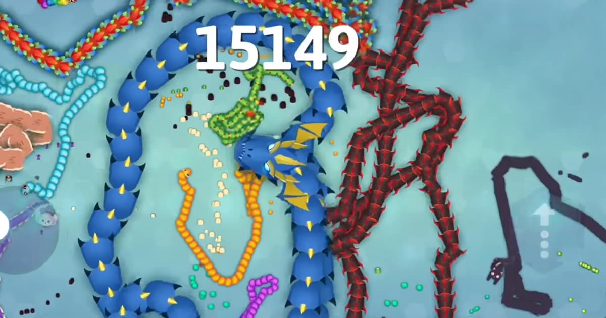 Several giant snakes surround the arena while a smaller snake tries to survive between them.
